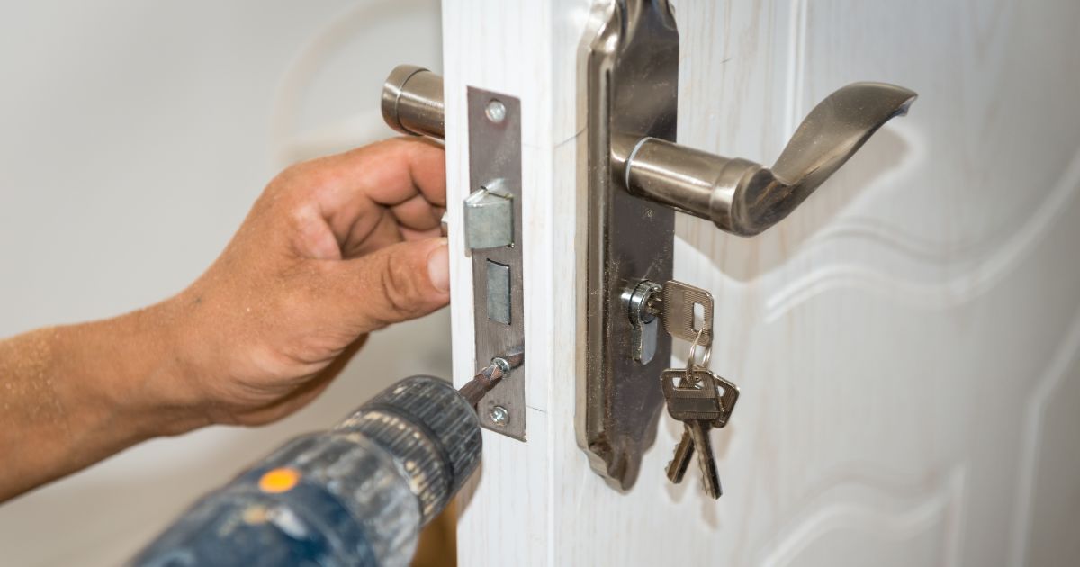 how much does a locksmith charge to change door locks