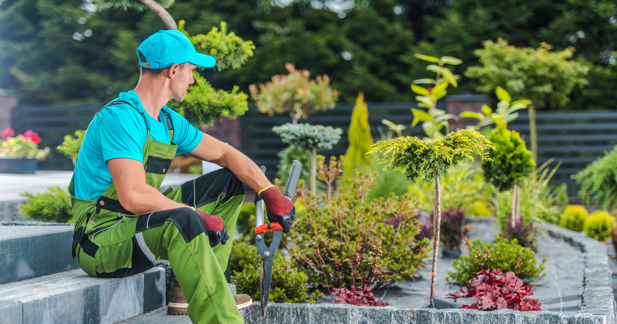 how much should a landscaper charge per hour